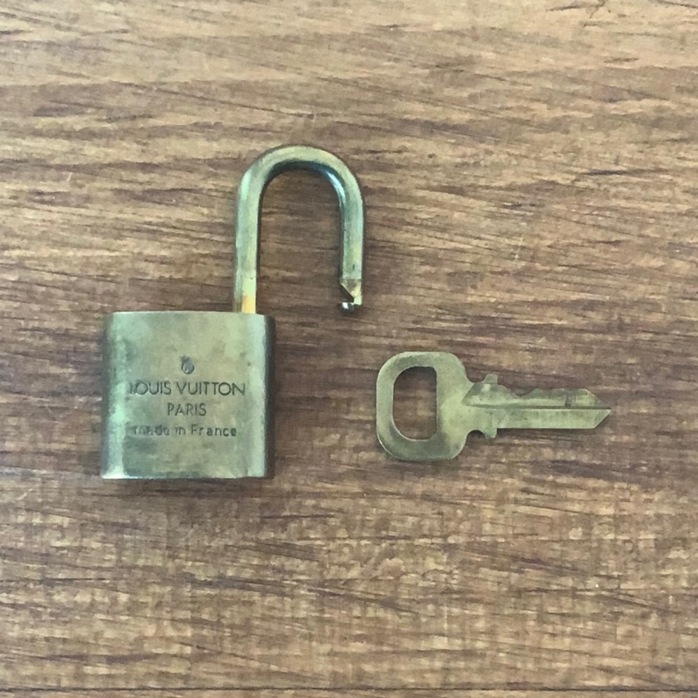 Louis Vuitton Brass '308' Padlock in Goldtone with Goldtone Key [a] - Picture 4 of 6